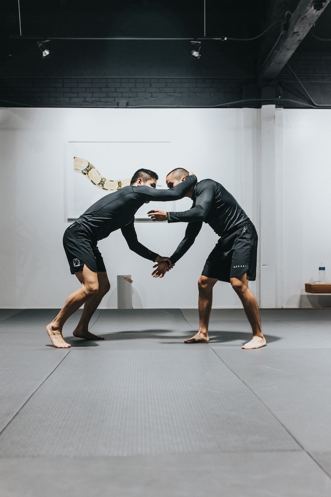 Selbstverteidigung erlernt man beim KravMaga sowie beim WingTsun. Die Methode ist jedoch unterschiedlich.